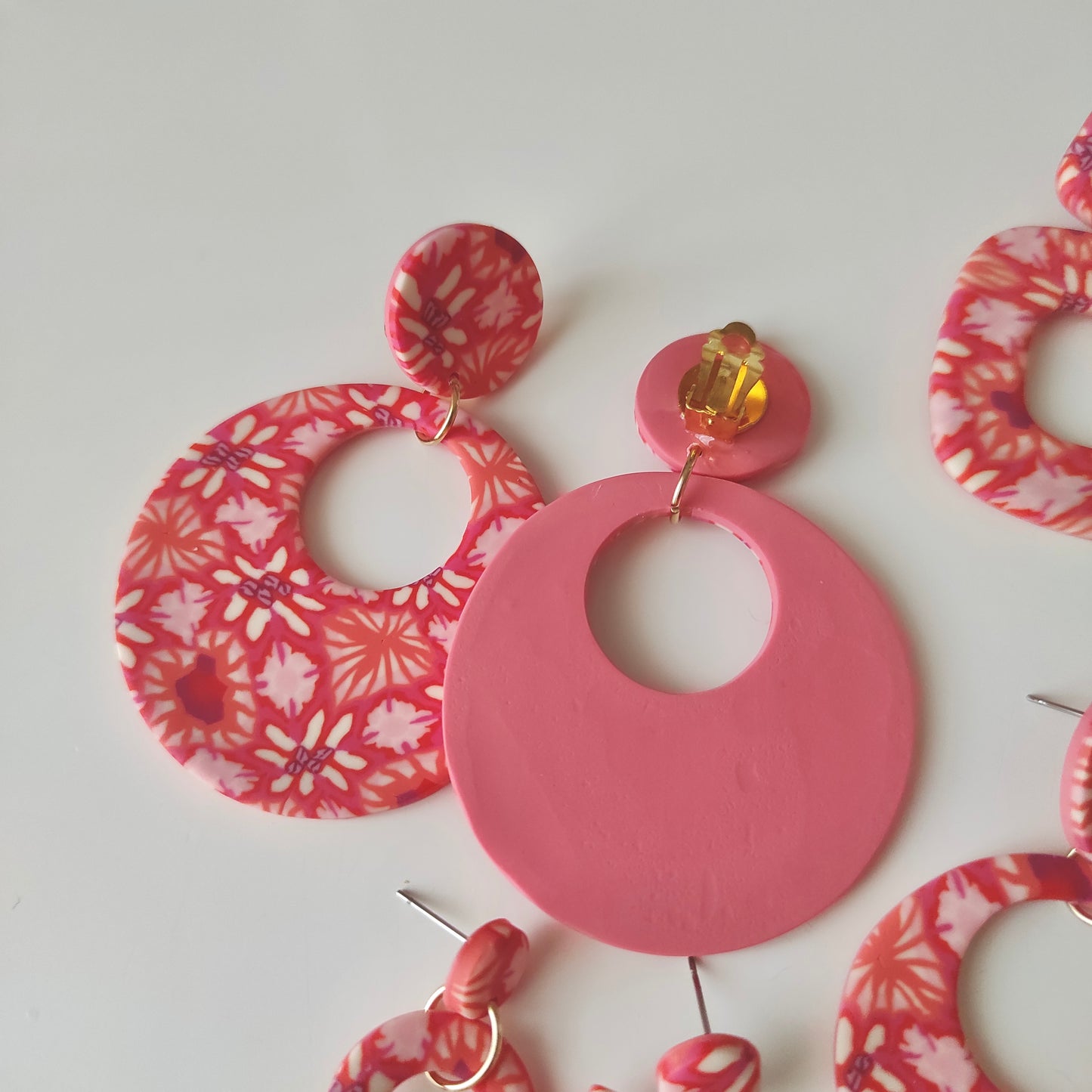 Macarena flores rojas, rosas y naranjas