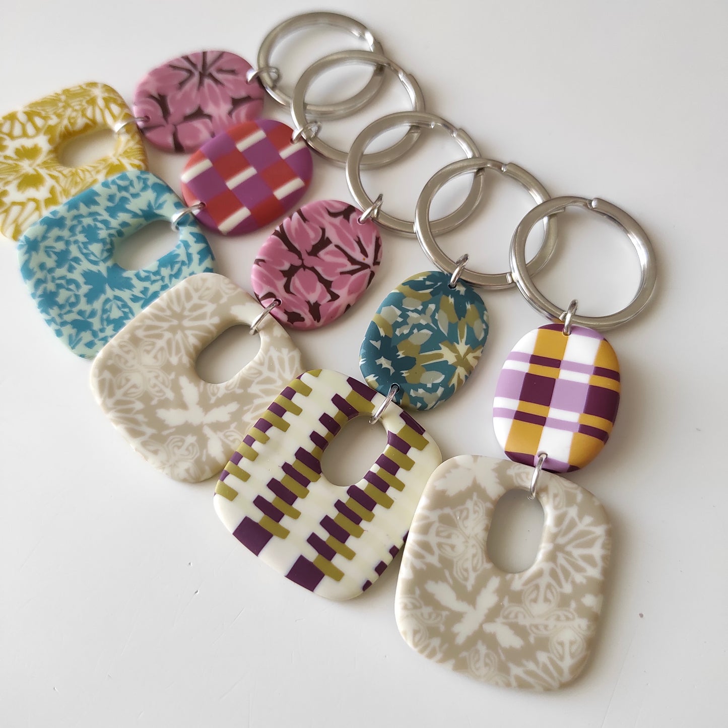 Llavero Olivia azul y granate