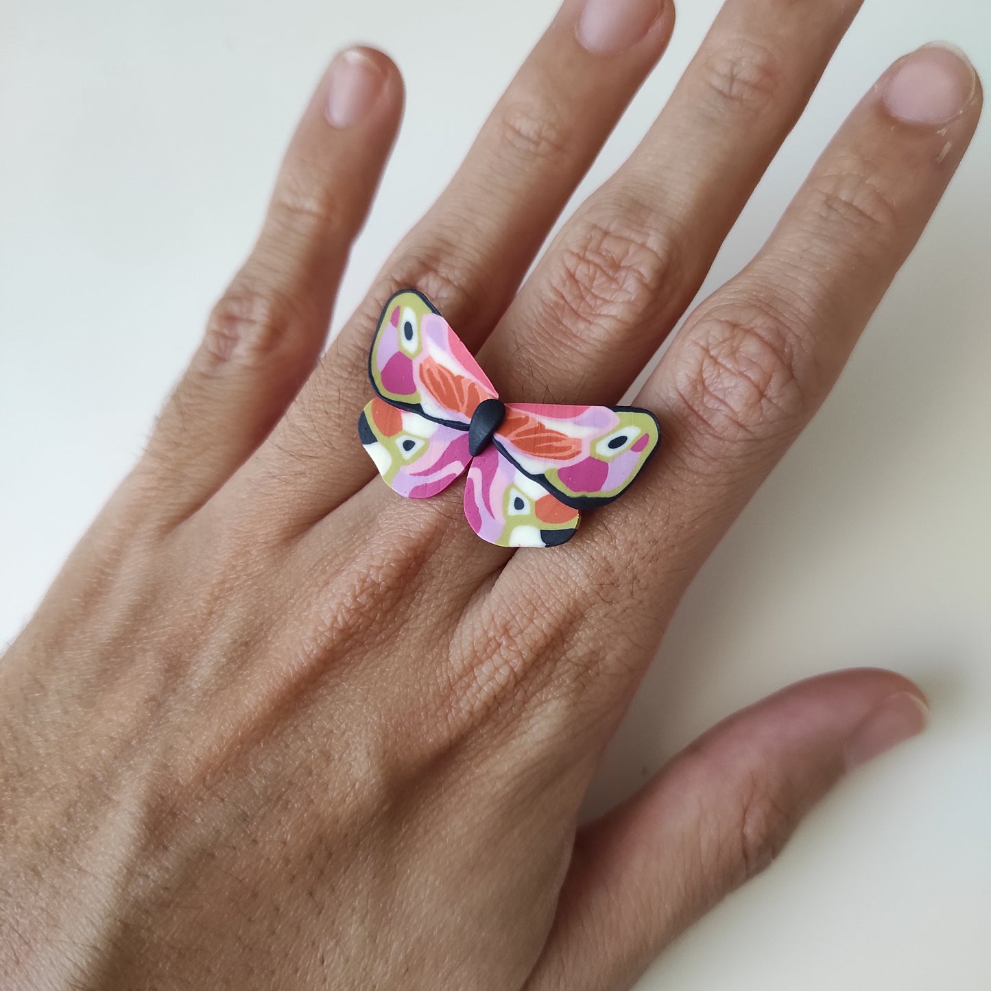 Anillo mariposa naranja, rosa y verde