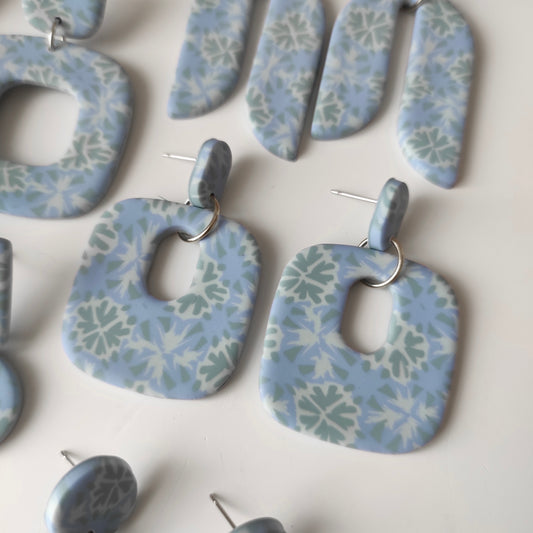 Amelia flores azules