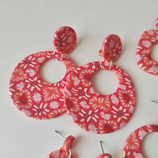 Macarena flores rojas, rosas y naranjas