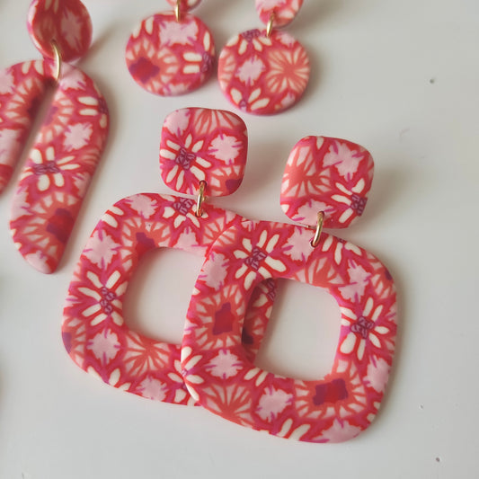 Covadonga flores rojas, rosas y naranjas