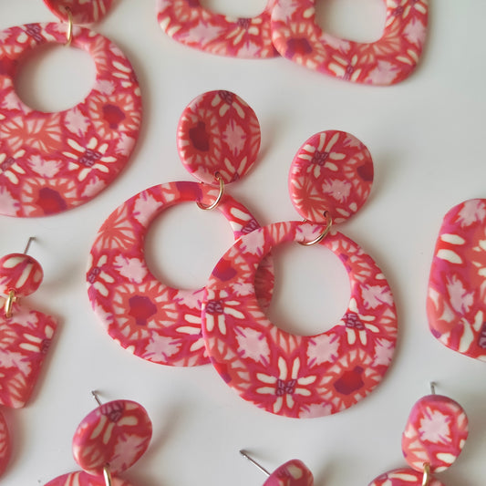 Triana flores rojas, rosas y naranjas