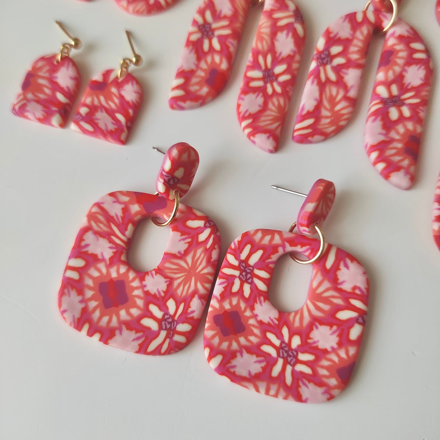 Amelia flores rojas, rosas y naranjas