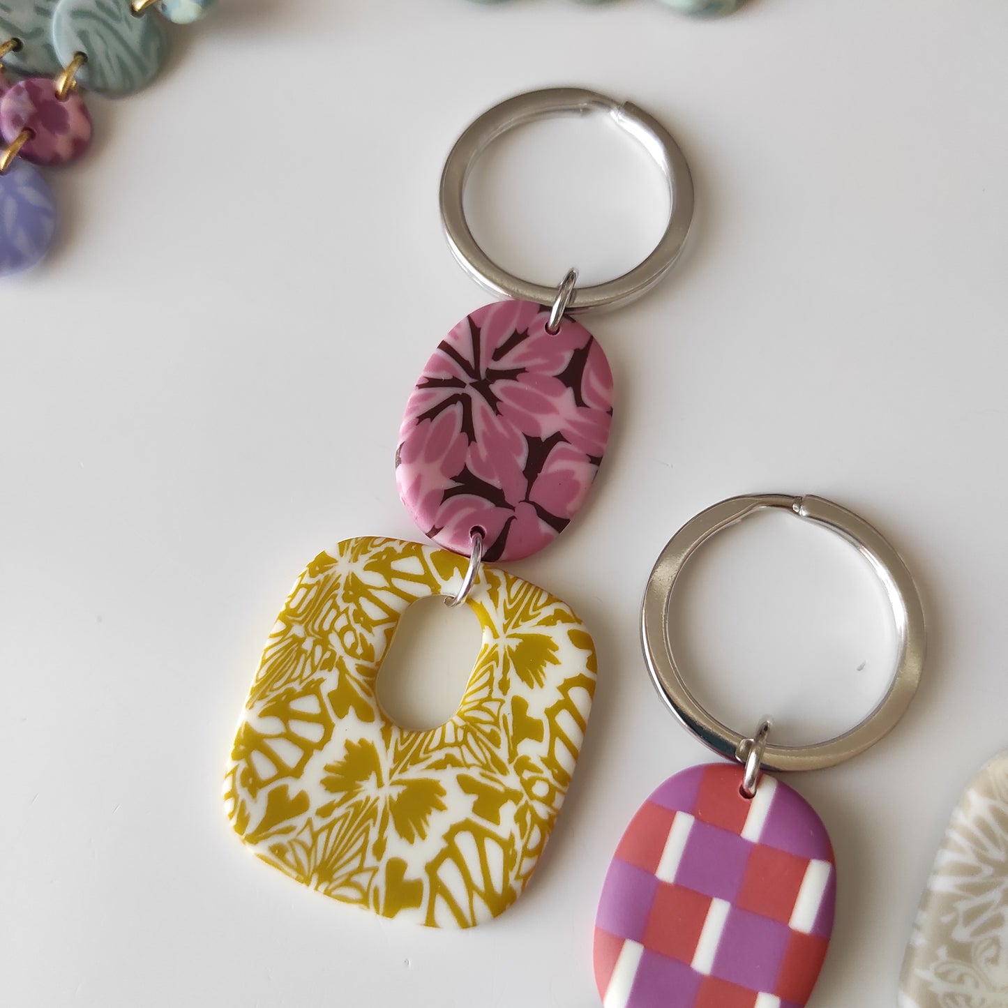 Llavero Olivia mostaza