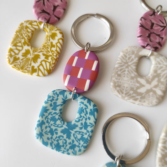 Llavero Olivia rosa, naranja y turquesa