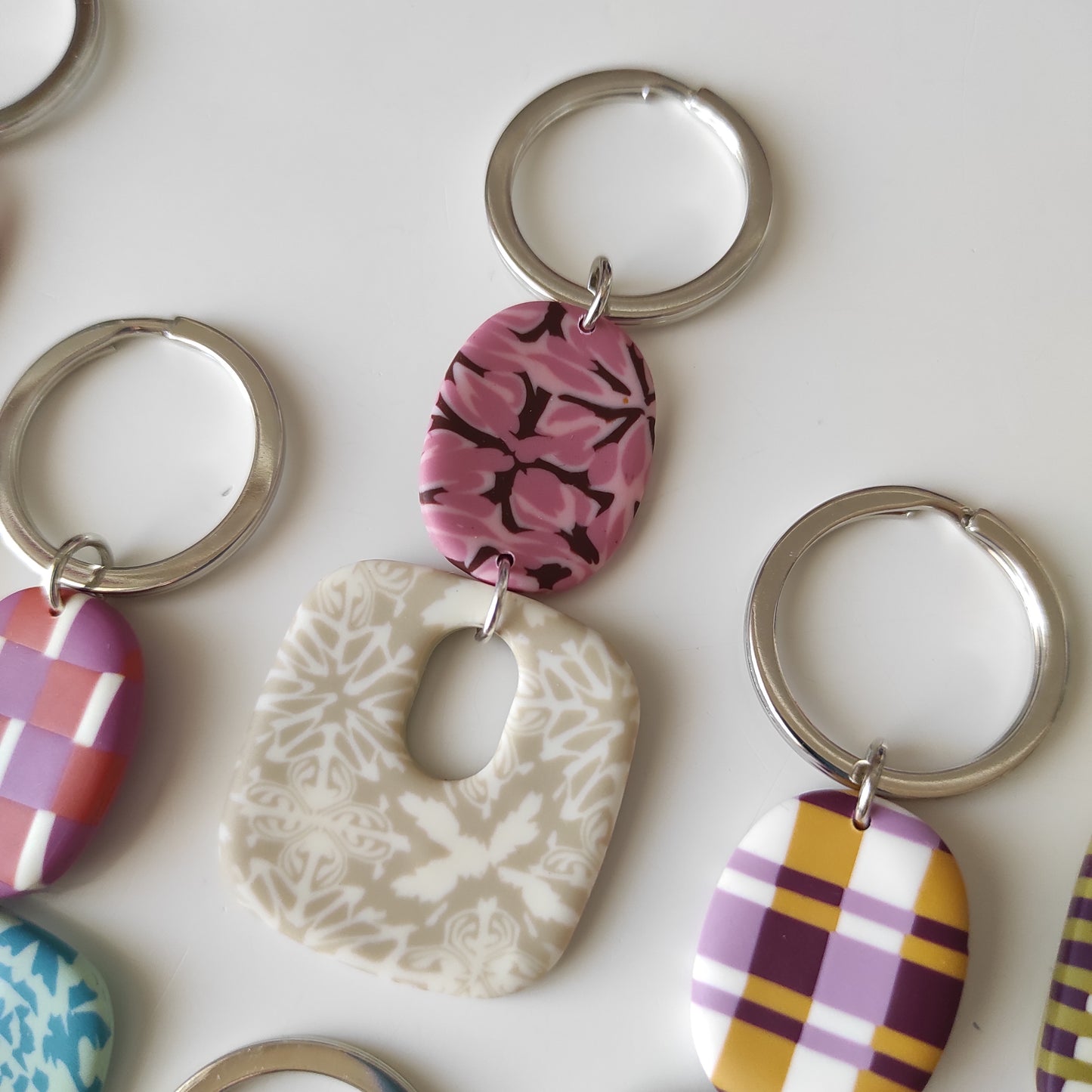 Llavero Olivia rosa y beige