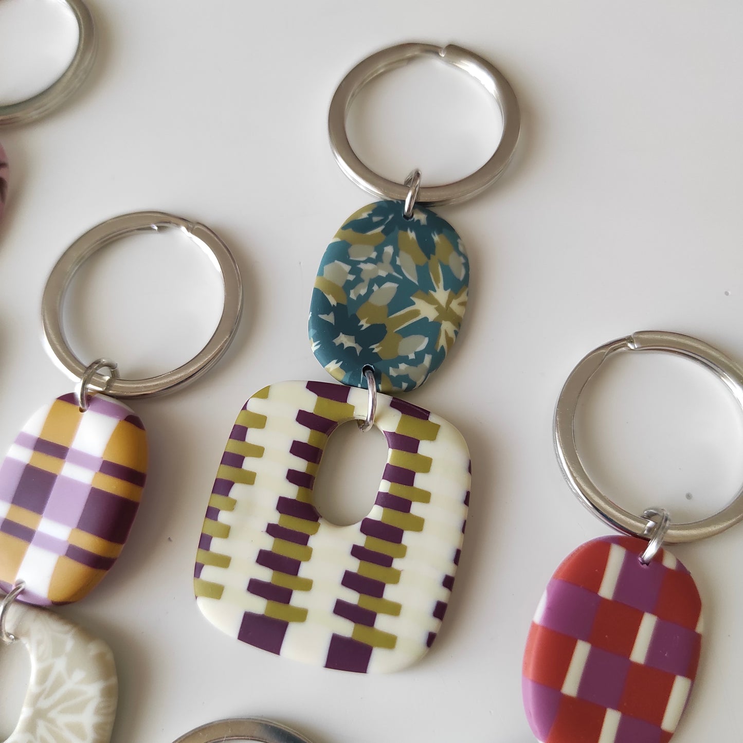 Llavero Olivia azul y granate