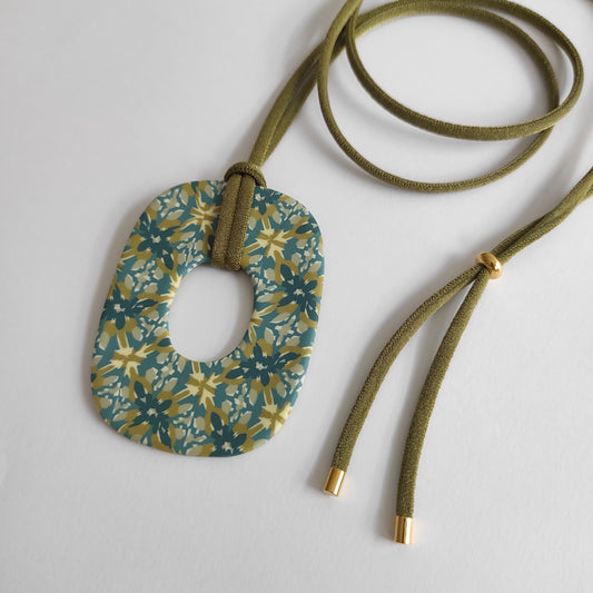 Colgante azul y verde