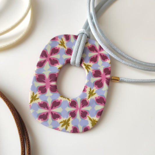 Colgante Anna flores magenta, ocre y azul
