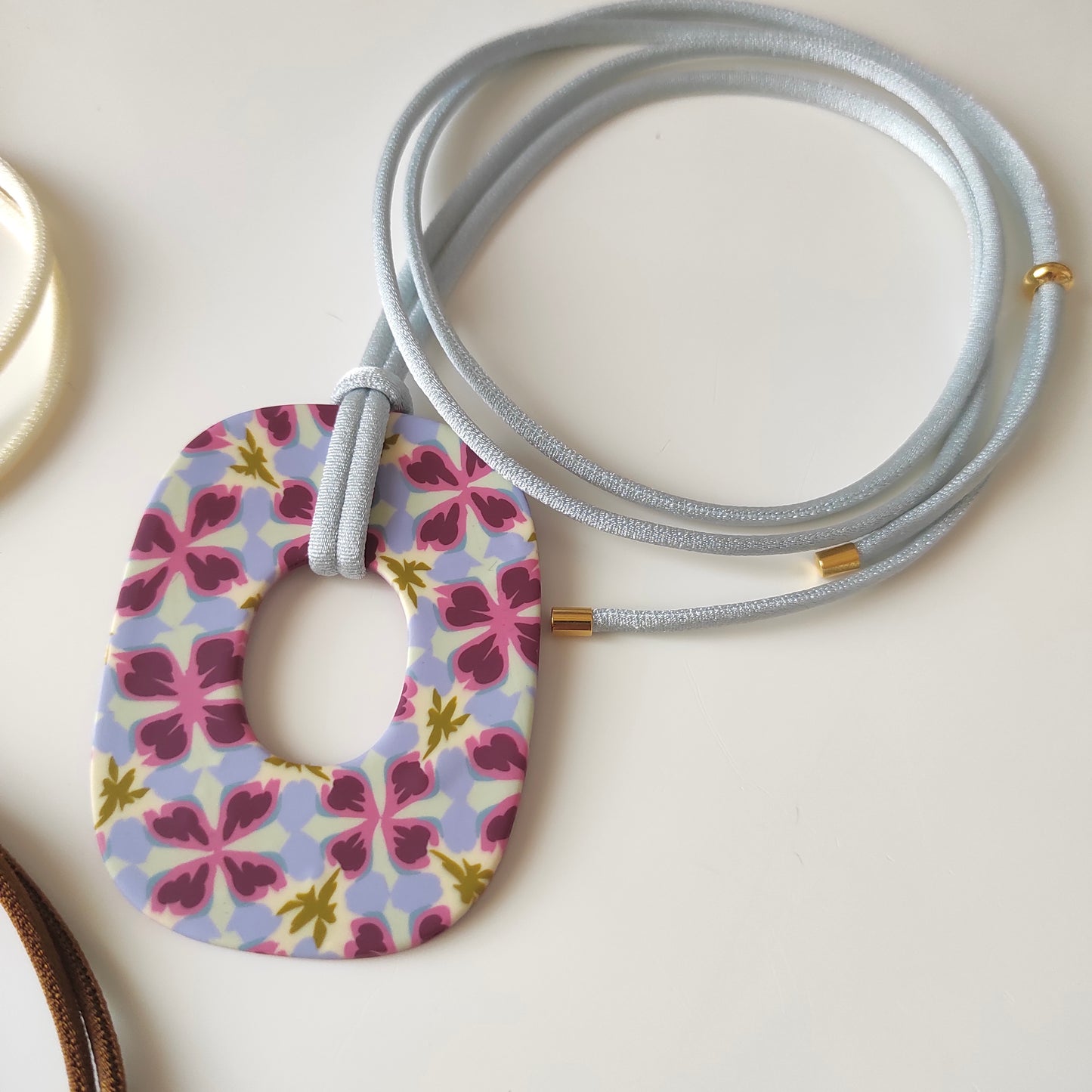 Colgante Anna flores magenta, ocre y azul